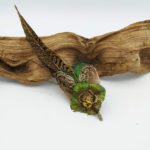 Anne Kalonji Plumassière - création bijoux en plumes naturelles - Broche en plumes de faisan, et paon . bijou au centre en laiton