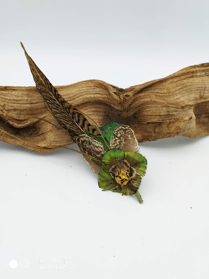 Anne Kalonji Plumassière - création bijoux en plumes naturelles - Broche en plumes de faisan, et paon . bijou au centre en laiton