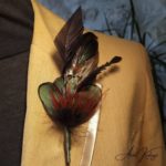 Anne Kalonji Plumassière - Création bijoux en plumes naturelles broche en plumes de faisan, canard et coq