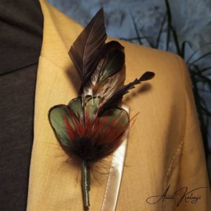 Anne Kalonji Plumassière - Création bijoux en plumes naturelles broche en plumes de faisan, canard et coq