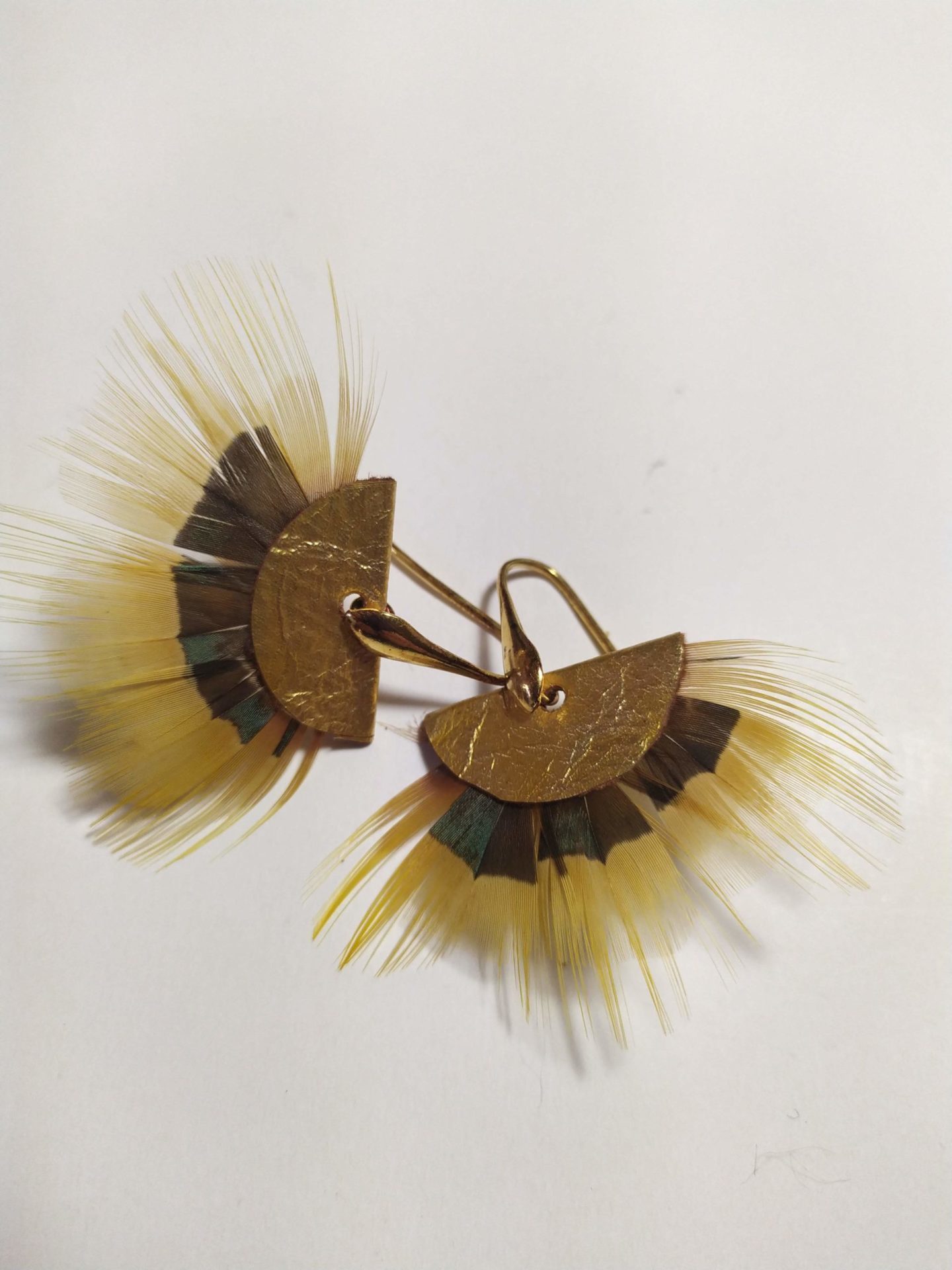 Anne Kalonji Plumassière - creation bijoux en plumes naturelles broche en plume de canard, faisan