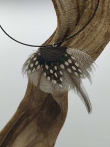 Anne Kalonji Plumassière - création bijoux en plumes naturelles Ras du cou en plumes de pintade de Numibie, coq et paon