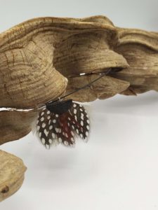 Anne Kalonji Plumassière - Création bijoux en plumes naturelles collier en plume de pintade de Numibie et faisan
