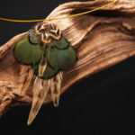 Anne Kalonji Plumassière - Création bijoux en plumes naturelles collier en plumes de faisan et de coq