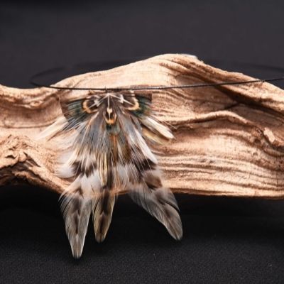 Anne Kalonji Plumassière - Création bijoux en plumes naturelles collier en plumes de coq et de faisan