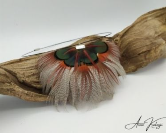 Anne Kalonji Plumassière - Création bijoux en plumes naturelles plastron en plume de faisan et canard