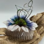Anne Kalonji Plumassière - création bijoux en plumes naturelles collection mariage peigne à cheveux composé d'une fleur en plumes d'oie, paon