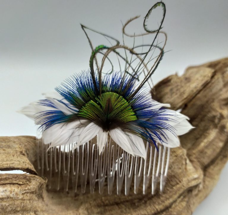 Anne Kalonji Plumassière - création bijoux en plumes naturelles collection mariage peigne à cheveux composé d'une fleur en plumes d'oie, paon
