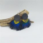 anne kalonji plumassière boucle d'oreille plumes de coq noires et plumes de paon vertes et plumes de duvets de paon bleues