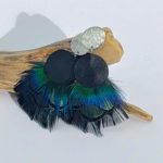 création bijoux en plumes naturelles - Anne Kalonji Plumassière -