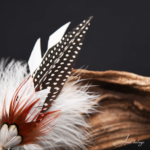 Anne Kalonji Plumassière - création bijoux en plumes naturelles broche en plume de pintade, oie faisan et dinde montée sur du cuir et épingle