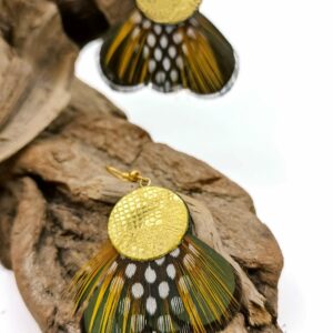 Anne kalonji Plumassière créatrice de bijoux en plumes
