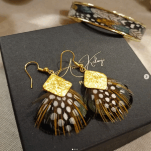 Boucles d’oreilles en plumes dorées – Anne Kalonji