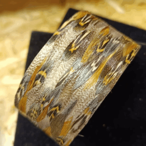 Bracelet en plumes artisanal – Création Anne Kalonji