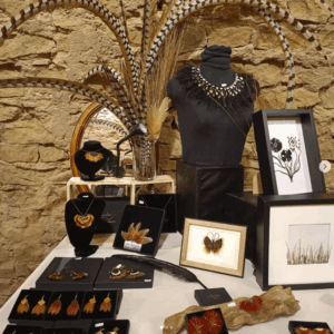 Salon d’artisanat – Créations en plumes par Anne Kalonji