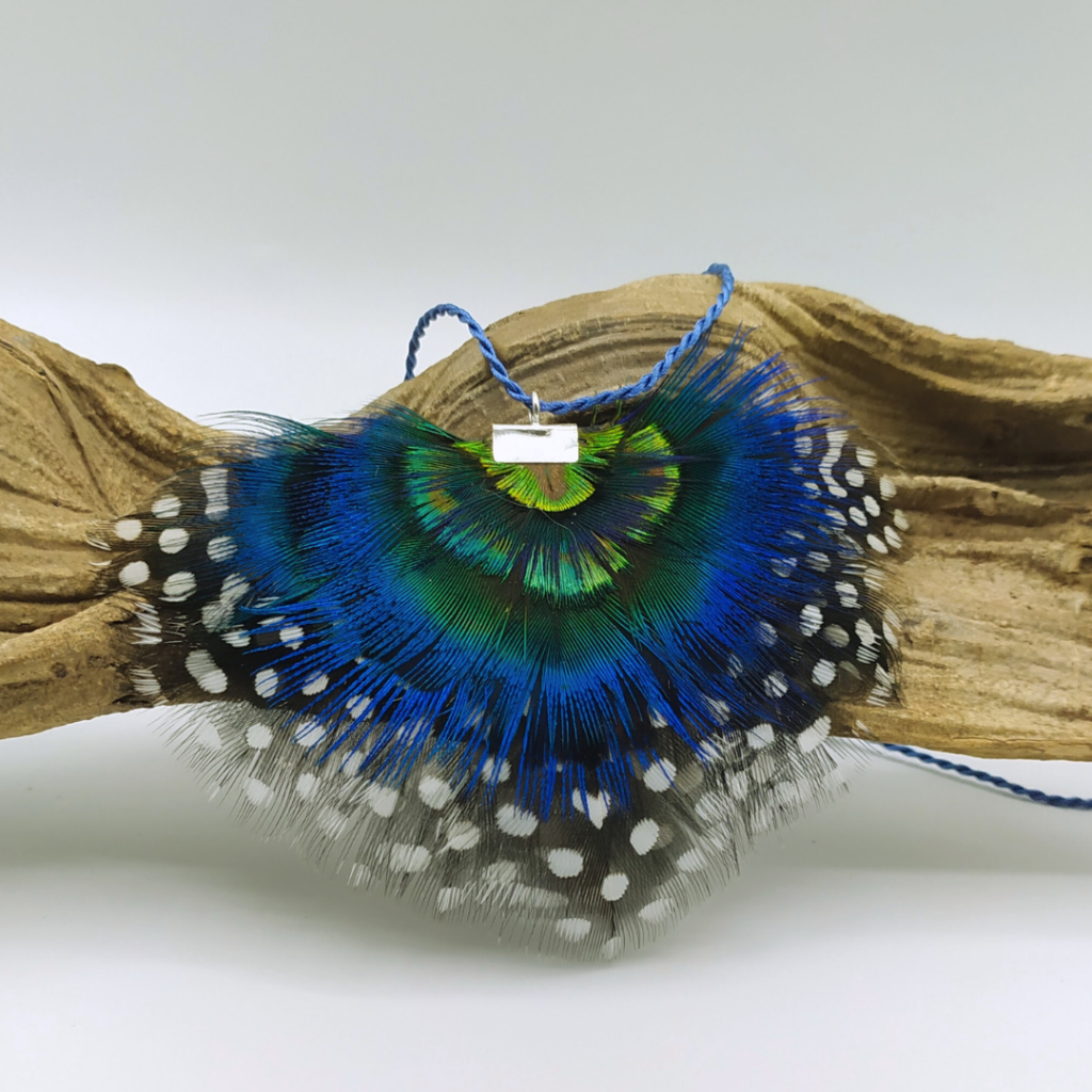 Collier mer du sud composé de plumes de pintade, et de paon monté sur une chaine en rayonne. anne kalonji plumassiere artisan d art