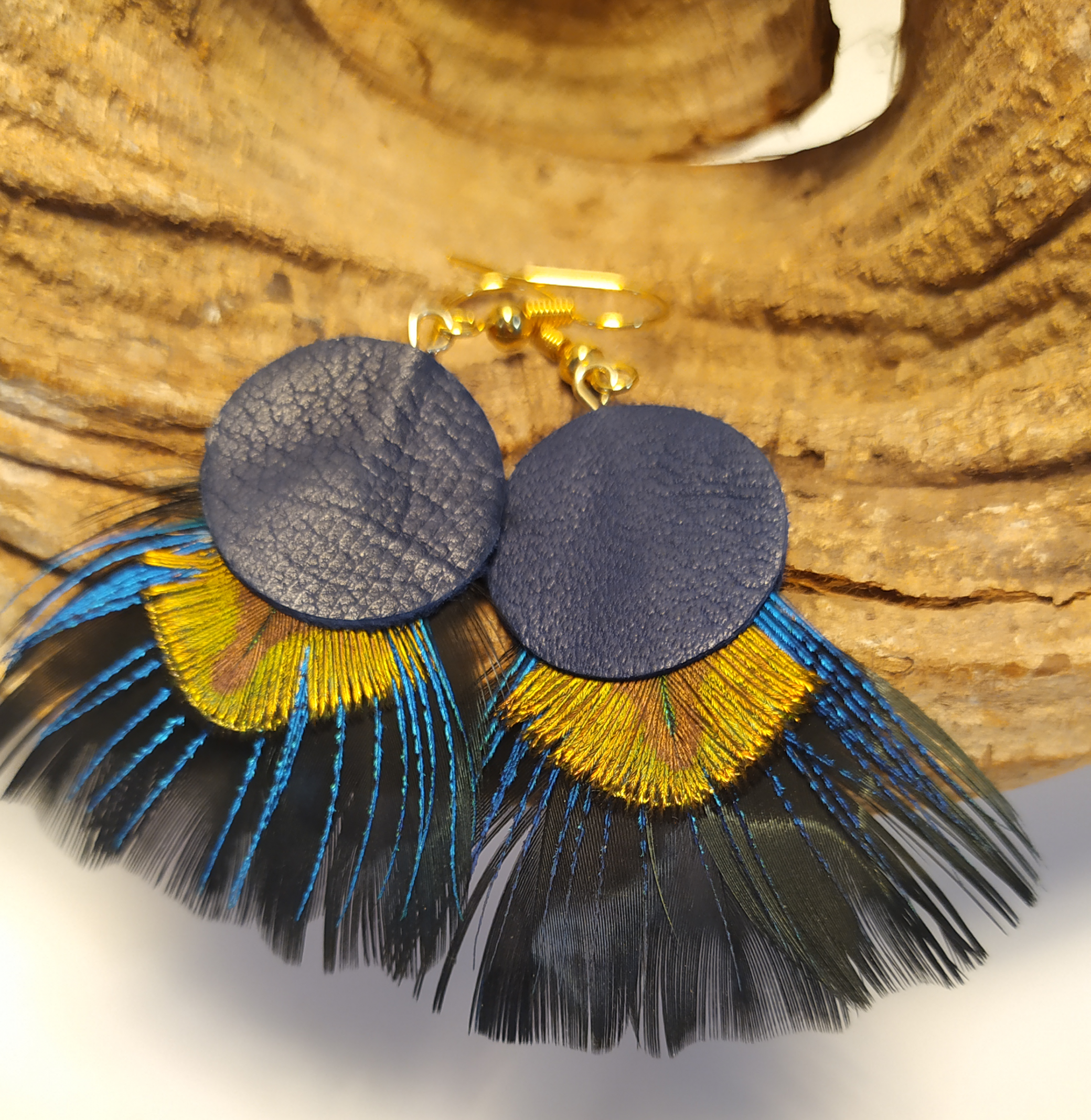Anne Kalonji Plumassière - création bijoux en plumes naturelles boucle d'oreille en plumes de coq noires teintes et plumes de paon vertes et plumes de duvet de paon bleue
