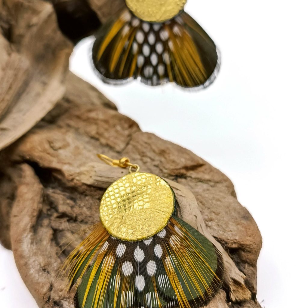 Anne kalonji Plumassière créatrice de bijoux en plumes